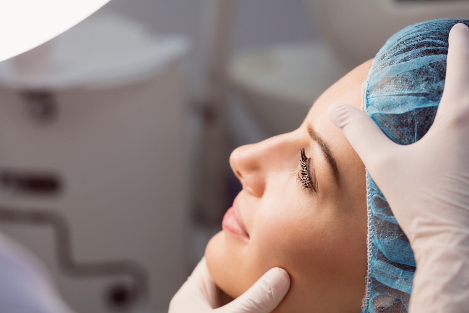 doctor-examining-womans-face-cosmetic-treatment - interno - Chirurgo Plastico Napoli
